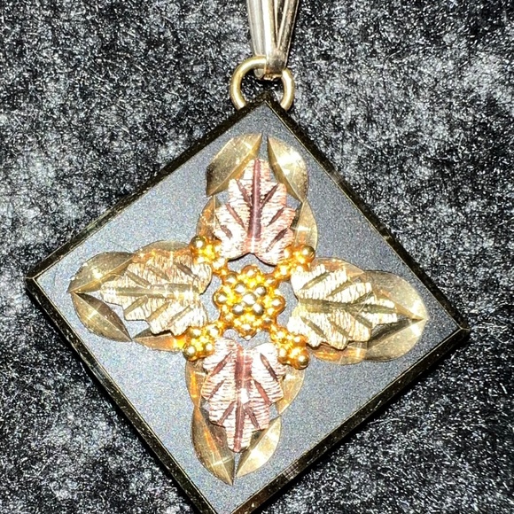 Black Hills Gold Pendant - Picture 2 of 6
